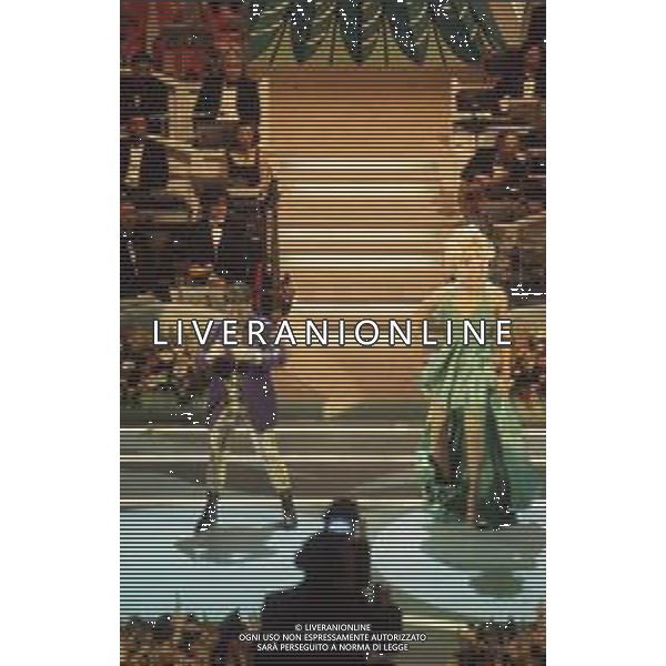 NEG-RETROSPETTIVA ELTON JOHN CANTANTE NELLA FOTO ELTON JOHN AL FESTIVAL DI SANREMO NELL\'ANNO 1994 CON LA DRAG QUEEN RU PAUL AG ALDO LIVERANI SAS 