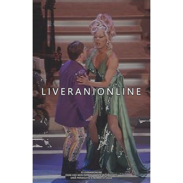 NEG-RETROSPETTIVA ELTON JOHN CANTANTE NELLA FOTO ELTON JOHN AL FESTIVAL DI SANREMO NELL\'ANNO 1994 CON LA DRAG QUEEN RU PAUL AG ALDO LIVERANI SAS 