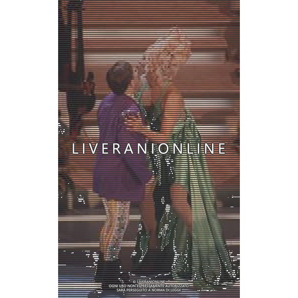 NEG-RETROSPETTIVA ELTON JOHN CANTANTE NELLA FOTO ELTON JOHN AL FESTIVAL DI SANREMO NELL\'ANNO 1994 CON LA DRAG QUEEN RU PAUL AG ALDO LIVERANI SAS 
