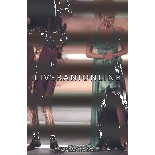 NEG-RETROSPETTIVA ELTON JOHN CANTANTE NELLA FOTO ELTON JOHN AL FESTIVAL DI SANREMO NELL\'ANNO 1994 CON LA DRAG QUEEN RU PAUL AG ALDO LIVERANI SAS  