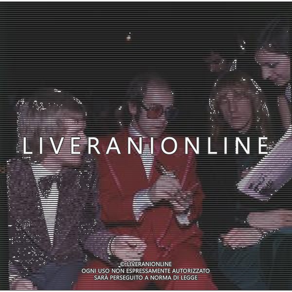 COL-RETROSPETTIVA ELTON JOHN CANTANTE NELLA FOTO ELTON JOHN ANNI 70 AG ALDO LIVERANI SAS 