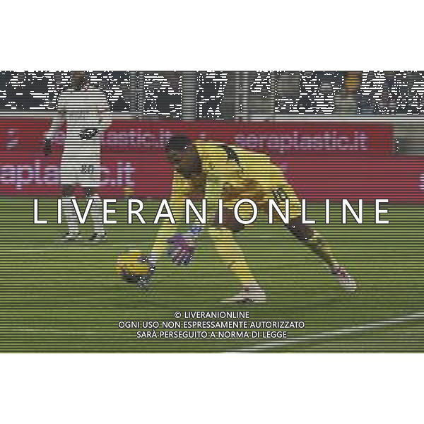 Mike Maignan of AC Milan makes a save during Atalanta BC vs AC Milan, 15° Serie A Enilive 2024-25 game at Gewiss stadium in Bergamo (BG), Italy, on Dicember 06, 2024. (Photo by Davide Casentini)- AGENZIA ALDO LIVERANI SAS