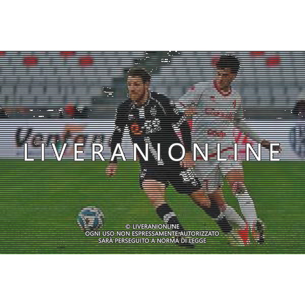 December 07, 2024 Bari, Italy - SSC Bari vs Cesena FC - Italian soccer serie B 2024/25 - San Nicola Stadium. In the pic: Simone Bastoni of Cesena FC in action against Andrea Oliveri of SSC Bari ©Emmanuele Mastrodonato - AGENZIA ALDO LIVERANI SAS
