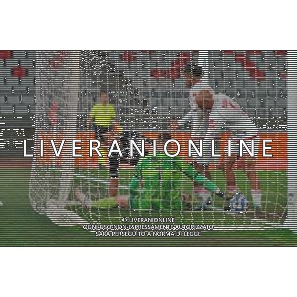 December 07, 2024 Bari, Italy - SSC Bari vs Cesena FC - Italian soccer serie B 2024/25 - San Nicola Stadium. In the pic: Giuseppe Prestia of Cesena FC and players of SSC Bari- ©Emmanuele Mastrodonato - AGENZIA ALDO LIVERANI SAS
