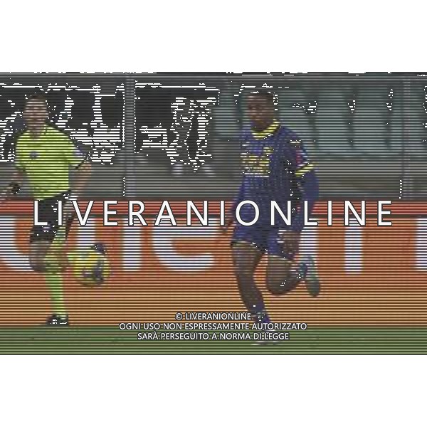 Jackson Tchatchoua of Hellas Verona FC play the ball during Hellas Verona FC vs Empoli FC, 15° Serie A Enilive 2024-25 game at Marcantonio Bentegodi stadium in Verona (VR), Italy, on Dicember 08, 2024. (Photo by Davide Casentini) - AGENZIA ALDO LIVERANI SAS