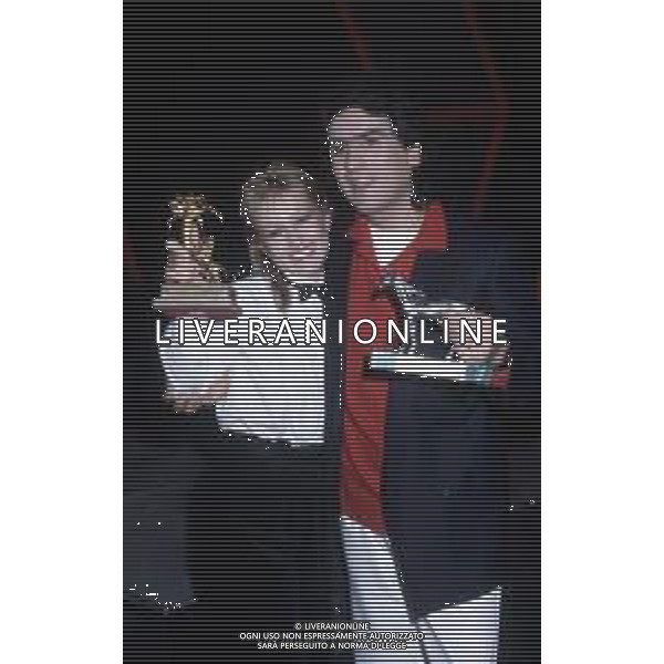 DIAP-RETROSPETTIVA TIZIANA RIVALE CANTANTE NELLA FOTO TIZIANA RIVALE CON TOTO COTUGNO A SANREMO NELL\'ANNO 1983 AG ALDO LIVERANI SAS