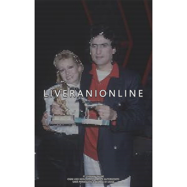 DIAP-RETROSPETTIVA TIZIANA RIVALE CANTANTE NELLA FOTO TIZIANA RIVALE CON TOTO COTUGNO A SANREMO NELL\'ANNO 1983 AG ALDO LIVERANI SAS
