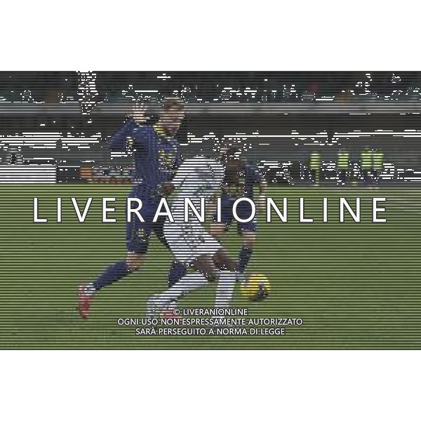 Casper Tengstedt of Hellas Verona FC competes for the ball with Emmanuel Gyasi of Empoli FC during Hellas Verona FC vs Empoli FC, 15° Serie A Enilive 2024-25 game at Marcantonio Bentegodi stadium in Verona (VR), Italy, on Dicember 08, 2024. (Photo by Davide Casentini)- AGENZIA ALDO LIVERANI SAS