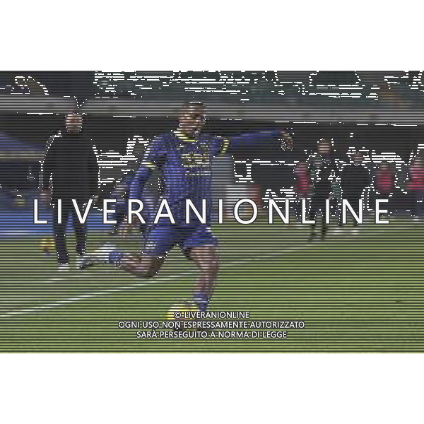 Jackson Tchatchoua of Hellas Verona FC cross the ball during Hellas Verona FC vs Empoli FC, 15° Serie A Enilive 2024-25 game at Marcantonio Bentegodi stadium in Verona (VR), Italy, on Dicember 08, 2024. (Photo by Davide Casentini)- AGENZIA ALDO LIVERANI SAS