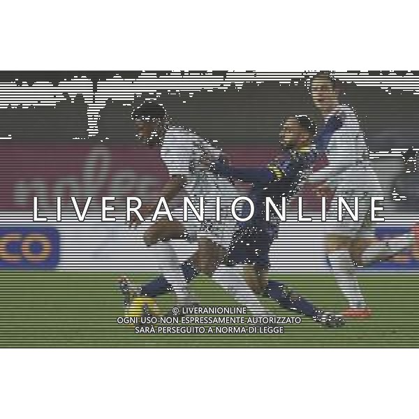 Grigoris Kastanos of Hellas Verona FC battle for the ball with Emmanuel Ekong of Empoli FC during Hellas Verona FC vs Empoli FC, 15° Serie A Enilive 2024-25 game at Marcantonio Bentegodi stadium in Verona (VR), Italy, on Dicember 08, 2024. (Photo by Davide Casentini)- AGENZIA ALDO LIVERANI SAS