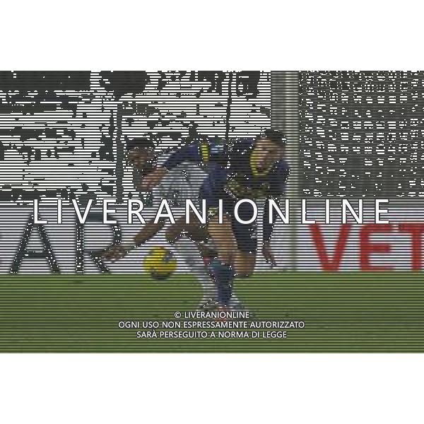 Giangiacomo Magnani of Hellas Verona FC battle for the ball with Emmanuel Ekong of Empoli FC during Hellas Verona FC vs Empoli FC, 15° Serie A Enilive 2024-25 game at Marcantonio Bentegodi stadium in Verona (VR), Italy, on Dicember 08, 2024. (Photo by Davide Casentini)- AGENZIA ALDO LIVERANI SAS
