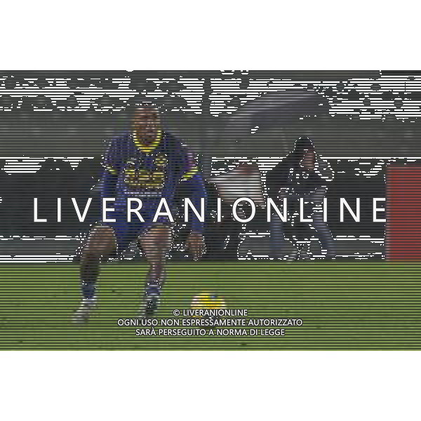Jackson Tchatchoua of Hellas Verona FC play the ball during Hellas Verona FC vs Empoli FC, 15° Serie A Enilive 2024-25 game at Marcantonio Bentegodi stadium in Verona (VR), Italy, on Dicember 08, 2024. (Photo by Davide Casentini)- AGENZIA ALDO LIVERANI SAS