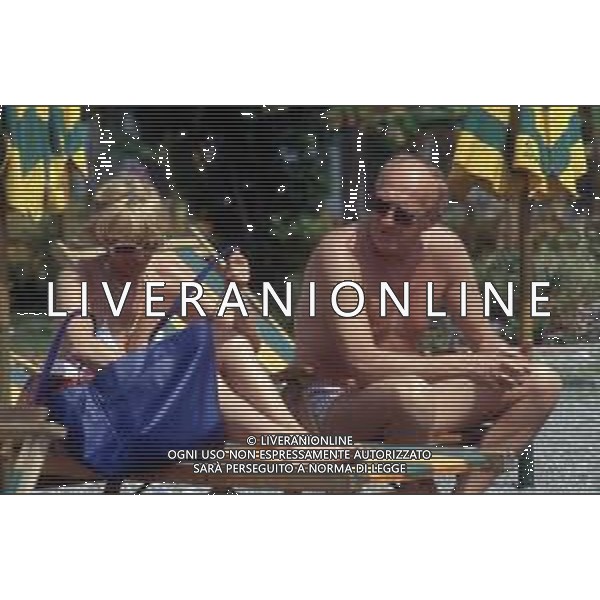 DIAP-RETROSPETTIVA RAIMONDO VIANELLO PRESENTATORE TELEVISIVO E ATTORE NELLA FOTO CON LA MOGLIE SANDRA MONDAINI AL MARE A NAXOS NELL\'ANNO 1986 AG ALDO LIVERANI SAS