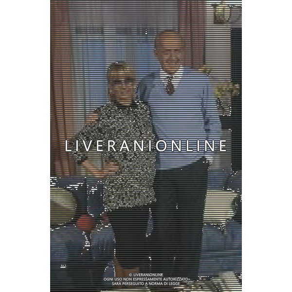 DIAP-RETROSPETTIVA RAIMONDO VIANELLO PRESENTATORE TELEVISIVO E ATTORE NELLA FOTO RAIMONDO VIANELLO CON SANDRA MONDAINI AG ALDO LIVERANI SAS