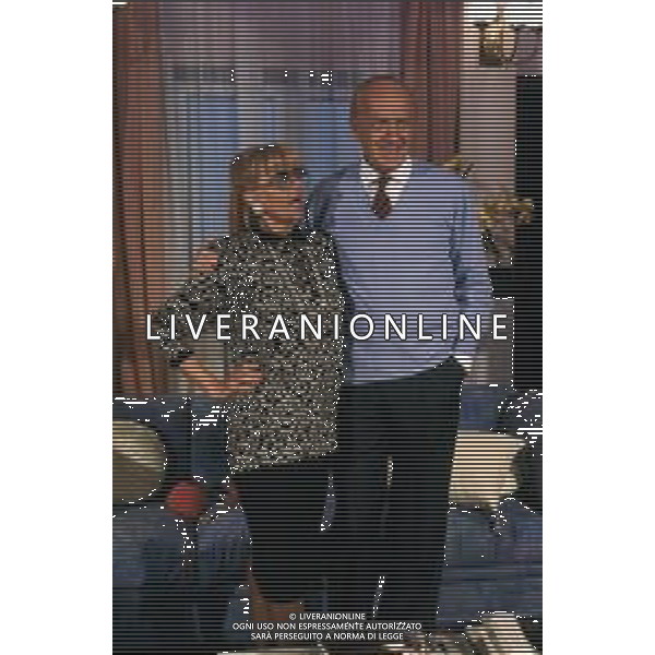 DIAP-RETROSPETTIVA RAIMONDO VIANELLO PRESENTATORE TELEVISIVO E ATTORE NELLA FOTO RAIMONDO VIANELLO CON SANDRA MONDAINI AG ALDO LIVERANI SAS