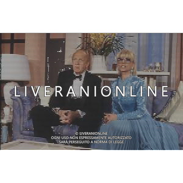 DIAP-RETROSPETTIVA RAIMONDO VIANELLO PRESENTATORE TELEVISIVO E ATTORE NELLA FOTO RAIMONDO VIANELLO CON SANDRA MONDAINI AG ALDO LIVERANI SAS