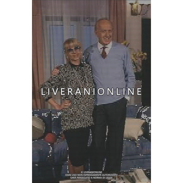 DIAP-RETROSPETTIVA RAIMONDO VIANELLO PRESENTATORE TELEVISIVO E ATTORE NELLA FOTO RAIMONDO VIANELLO CON SANDRA MONDAINI AG ALDO LIVERANI SAS