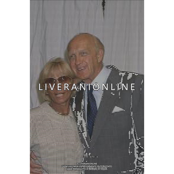 DIAP-RETROSPETTIVA RAIMONDO VIANELLO PRESENTATORE TELEVISIVO E ATTORE NELLA FOTO RAIMONDO VIANELLO CON SANDRA MONDAINI AG ALDO LIVERANI SAS