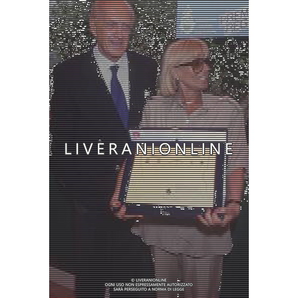 DIAP-RETROSPETTIVA RAIMONDO VIANELLO PRESENTATORE TELEVISIVO E ATTORE NELLA FOTO RAIMONDO VIANELLO CON SANDRA MONDAINI AG ALDO LIVERANI SAS