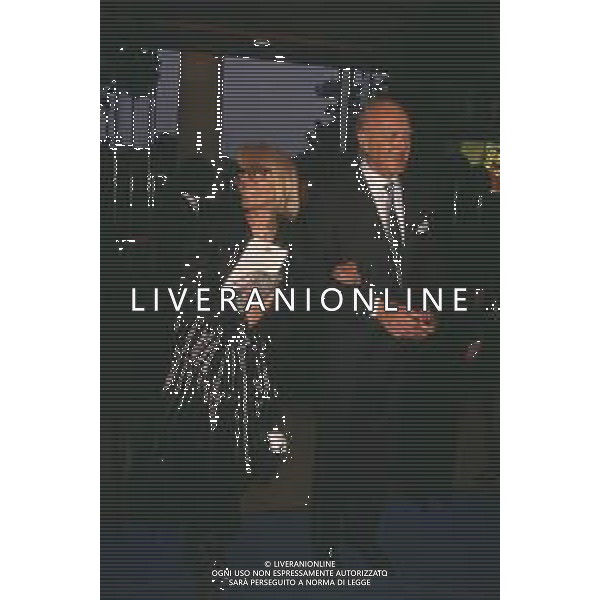 DIAP-RETROSPETTIVA RAIMONDO VIANELLO PRESENTATORE TELEVISIVO E ATTORE NELLA FOTO RAIMONDO VIANELLO CON SANDRA MONDAINI AG ALDO LIVERANI SAS