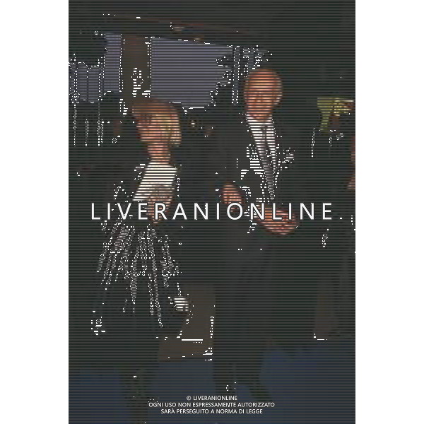 DIAP-RETROSPETTIVA RAIMONDO VIANELLO PRESENTATORE TELEVISIVO E ATTORE NELLA FOTO RAIMONDO VIANELLO CON SANDRA MONDAINI AG ALDO LIVERANI SAS