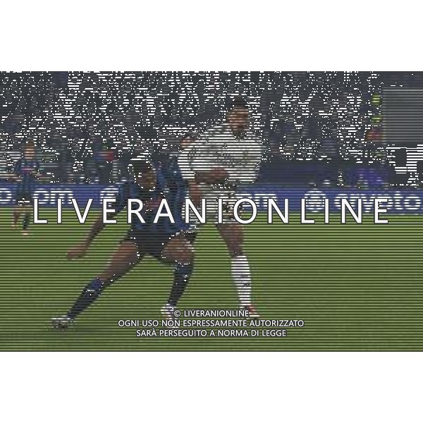Jude Bellingham of Real Madrid FC battle for the ball with Isak Hien of Atalanta BC during Atalanta BC vs Rela Madrid FC, 6° round of Chanpions League 2024-25, game at Gewiss stadiumo in Bergamo (BG), Italy, on Dicember 10, 2024. (Photo by Davide Casentini)-AGENZIA ALDO LIVERANI SAS