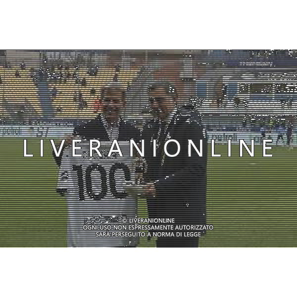 Kyle Krause Chairman of Parma AC, give price to Fabio Pecchia Head Coach of Parma AC for the 100 bench during Parma Calcio vs Hellas Verona FC, 16° Serie A Enilive 2024-25 game at Ennio Tardini stadium in Parma (PR), Italy, on Dicember 15, 2024. (Photo by Davide Casentini)- AG ALDO LIVERANI SAS
