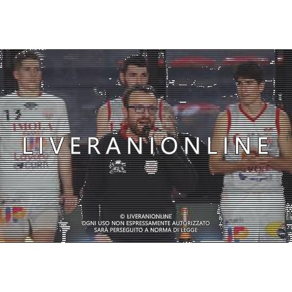 IMOLA 14 12 2024 UP ANDREA COSTA IMOLA-LEGNANO BASKET 59 70 SERIE B1 NELLA FOTO MATTEO ANGORI ALLENATORE UP ANDREA COSTA IMOLA DOPO LA PARTITA CON I GIOCATORI FA GLI AUGURI AI TIFOSI PER LE FESTE FOTO GIANNI SANNA-AG ALDO LIVERANI SAS