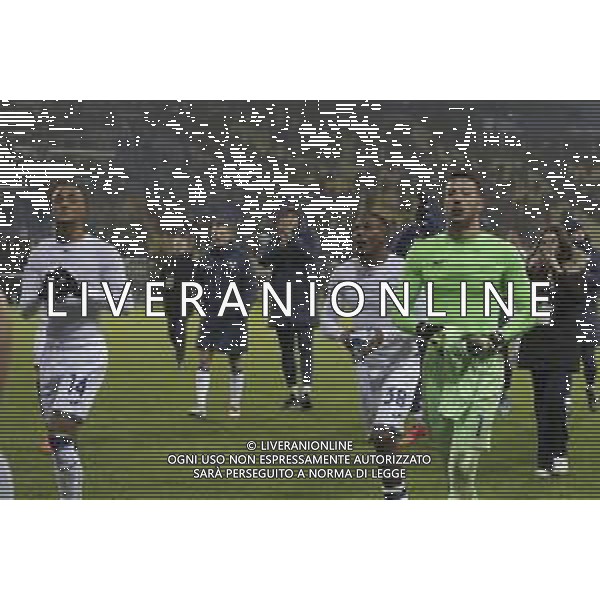 Hellas Verona players celebrate the victory at the end of Parma Calcio vs Hellas Verona FC, 16° Serie A Enilive 2024-25 game at Ennio Tardini stadium in Parma (PR), Italy, on Dicember 15, 2024. (Photo by Davide Casentini)- AG ALDO LIVERANI SAS