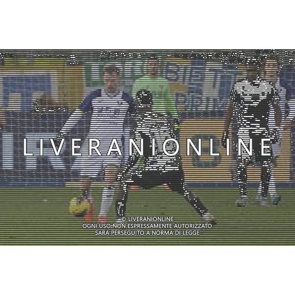 Ondrej Duda of Hellas Verona FC competes for the ball with Mandela Keita of Parma AC during Parma Calcio vs Hellas Verona FC, 16° Serie A Enilive 2024-25 game at Ennio Tardini stadium in Parma (PR), Italy, on Dicember 15, 2024. (Photo by Davide Casentini)- AG ALDO LIVERANI SAS