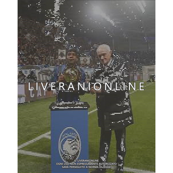 Antonio Percassi Chairman of Atalanta BC. give to Ademola Lookman of Atalanta BC the gold Afrique ball 2024 during Atalanta BC vs Empoli FC, 17° Serie A Enilive 2024-25 game at Gewiss stadium in Bergamo (BG), Italy, on Dicember 22, 2024. (Photo by Davide Casentini)-AGENZIA ALDO LIVERANI SAS
