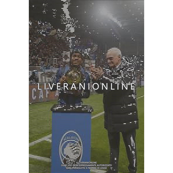 Antonio Percassi Chairman of Atalanta BC. give to Ademola Lookman of Atalanta BC the gold Afrique ball 2024 during Atalanta BC vs Empoli FC, 17° Serie A Enilive 2024-25 game at Gewiss stadium in Bergamo (BG), Italy, on Dicember 22, 2024. (Photo by Davide Casentini)-AGENZIA ALDO LIVERANI SAS