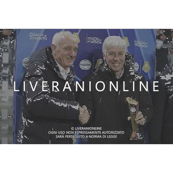 Antonio Percassi Chairman of Atalanta BC. give to Gian Piero Gasperini Head Coach of Atalanta BC award of coach of the month during Atalanta BC vs Empoli FC, 17° Serie A Enilive 2024-25 game at Gewiss stadium in Bergamo (BG), Italy, on Dicember 22, 2024. (Photo by Davide Casentini)-AGENZIA ALDO LIVERANI SAS