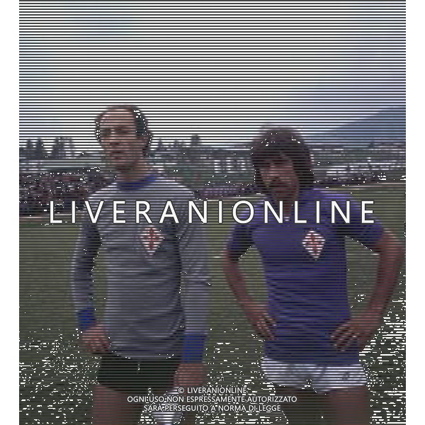 DIAP-RETROSPETTIVA MASSIMO MATTOLINI CALCIATORE NELLA FOTO MASSIMO MATTOLINI CON LA MAGLIA DELLA FIORENTINA CALCIO 1976-1977 CON MARCO ROSSINELLI AG ALDO LIVERANI SAS