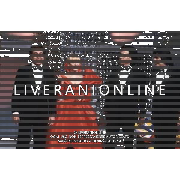 DIA-RETROSPETTIVA CORRADO MANTONI CONDUTTORE TELEVISIVO NELLA FOTO CORRADO MANTONI CON RAFFAELLA CARRA’, GIGI SABANI E IL MAESTRO TONY DE VITA A FANTASTICO 3’ NELL’ANNO 1982 AG ALDO LIVERANI SAS