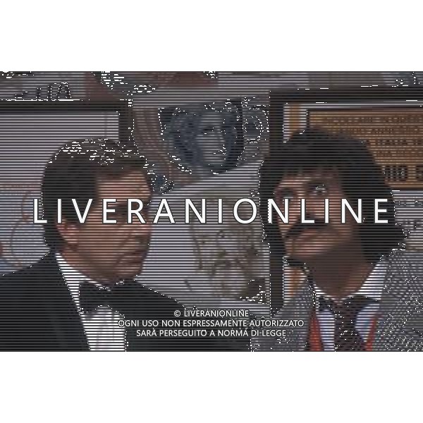 DIA-RETROSPETTIVA CORRADO MANTONI CONDUTTORE TELEVISIVO NELLA FOTO CORRADO MANTONI CON GIGI SABANI A FANTASTICO 3’ NELL’ANNO 1982 AG ALDO LIVERANI SAS
