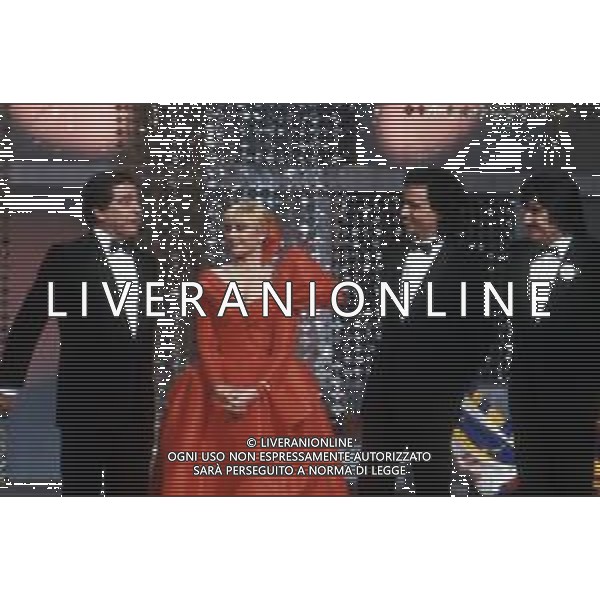 DIA-RETROSPETTIVA CORRADO MANTONI CONDUTTORE TELEVISIVO NELLA FOTO CORRADO MANTONI CON RAFFAELLA CARRA’, GIGI SABANI E IL MAESTRO TONY DE VITA A FANTASTICO 3’ NELL’ANNO 1982 AG ALDO LIVERANI SAS