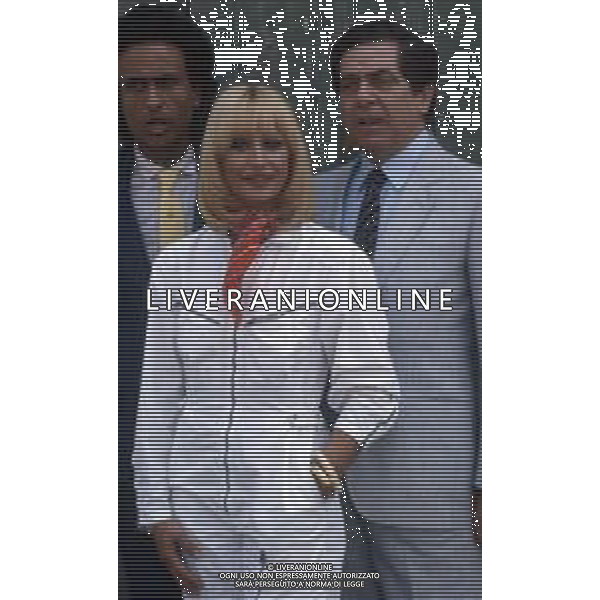 DIA-RETROSPETTIVA CORRADO MANTONI CONDUTTORE TELEVISIVO NELLA FOTO CORRADO MANTONI CON RAFFAELLA CARRA’, GIGI SABANI NELL’ANNO 1982 AG ALDO LIVERANI SAS