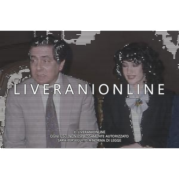 DIA-RETROSPETTIVA CORRADO MANTONI CONDUTTORE TELEVISIVO NELLA FOTO CORRADO MANTONI CON LINDA LORENZI ALLA CONDUZIONE DE ‘IL PRANZO E’ SERVITO’ NELL’ANNO 1982 AG ALDO LIVERANI SAS
