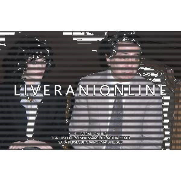 DIA-RETROSPETTIVA CORRADO MANTONI CONDUTTORE TELEVISIVO NELLA FOTO CORRADO MANTONI CON LINDA LORENZI ALLA CONDUZIONE DE ‘IL PRANZO E’ SERVITO’ NELL’ANNO 1982 AG ALDO LIVERANI SAS
