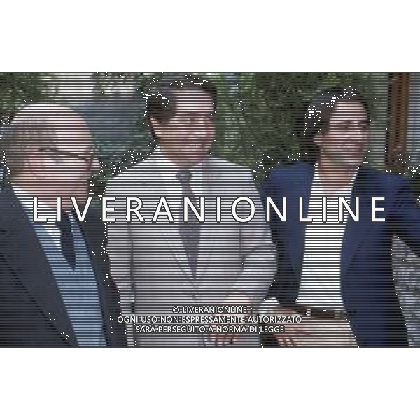 DIA-RETROSPETTIVA CORRADO MANTONI CONDUTTORE TELEVISIVO NELLA FOTO CORRADO MANTONI ALLA CONDUZIONE DE ‘IL PRANZO E’ SERVITO’ NELL’ANNO 1982 - CON STEFANO JURGENS E IL REGISTA LINO PROCACCI AG ALDO LIVERANI SAS