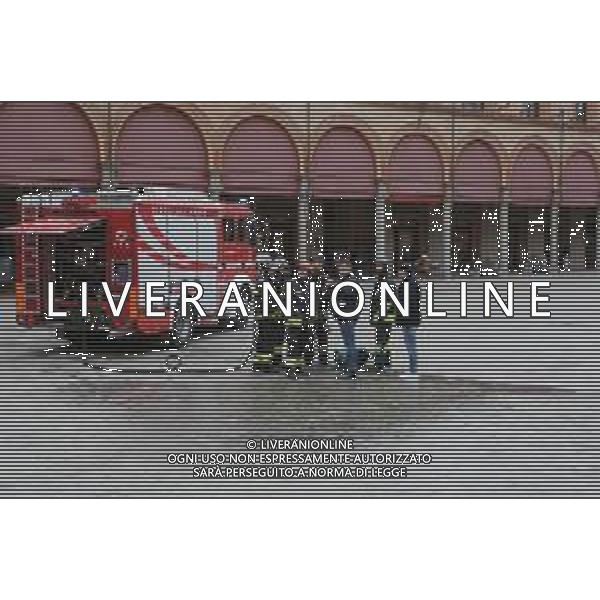 IMOLA 23 12 2024 BAR BOLOGNA INCENDIO DELLA BOMBOLA DEL GAS DEL FUNGO RISCALDANTE ESTERNO NESSUN FERITO SUL POSTO VIGILI DEL FUOCO IMOLA CARABINIERI E SINDACO DI IMOLA MARCO PANIERI NELLA FOTO VIGILI DEL FUOCO AL LAVORO IN PRESENZA DEL SINDACO DI IMOLA MARCO PANIERI E STEFANO MIRRI DEL COMUNE DI IMOLA ©SANNA-AGENZIA ALDO LIVERANI SAS