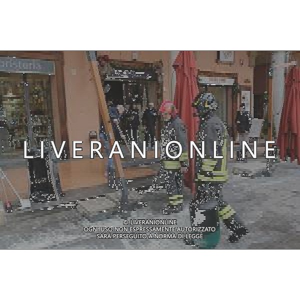 IMOLA 23 12 2024 BAR BOLOGNA INCENDIO DELLA BOMBOLA DEL GAS DEL FUNGO RISCALDANTE ESTERNO NESSUN FERITO SUL POSTO VIGILI DEL FUOCO IMOLA CARABINIERI E SINDACO DI IMOLA MARCO PANIERI NELLA FOTO VIGILI DEL FUOCO AL LAVORO ©SANNA-AGENZIA ALDO LIVERANI SAS