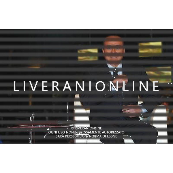 Roma 23/01/2006 - Il Preseidente del Consiglio Silvio Berlusconi ospite di Paolo Bonolis all\'interno della trasmissione televisiva \' Il senso della vita \' ph Agenzia aldo liverani