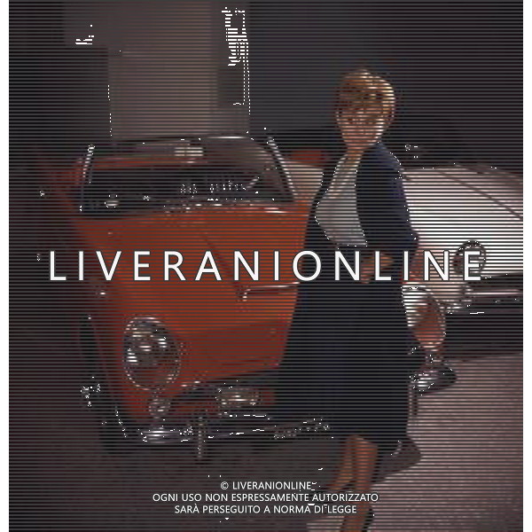 COL-RETROSPETTIVA SANDRA MONDAINI ATTRICE NELLA FOTO SANDRA MONDAINI CON DELLE AUTOVETTURE AG GIOVANNI LIVERANI SAS-AG ALDO LIVERANI SAS