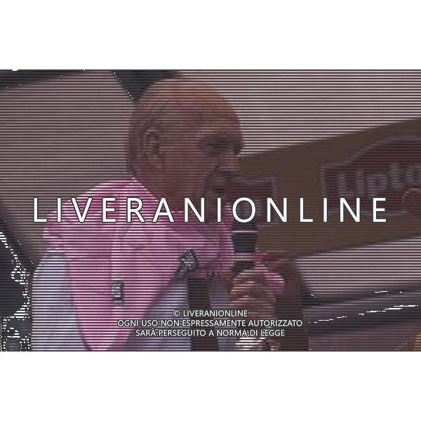 DIAP-RETROSPETTIVA RAIMONDO VIANELLO ATTORE NELLA FOTO RAIMONDO VIANELLO NELL\'ANNO 1994 PRESENZIA AL TRAGUARRDO DEL GIRO D\'ITALIA A MILANO AG ALDO LIVERANI SAS 