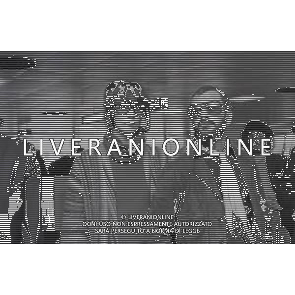 NEG-RETROSPETTIVA RINGO STARR CANTANTE E COMPONENENTE DEL COMPLESSO MUSICALE DEI BETALES NELLA FOTO RINGO STARR AL SUO ARRIVO A MILANO AEROPORTO DI LINATE NELL\'ANNO 1974 CON LA MOGLIE MAUREEN COX AG ALDO LIVERANI SAS