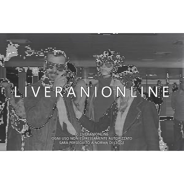NEG-RETROSPETTIVA RINGO STARR CANTANTE E COMPONENENTE DEL COMPLESSO MUSICALE DEI BETALES NELLA FOTO RINGO STARR AL SUO ARRIVO A MILANO AEROPORTO DI LINATE NELL\'ANNO 1974 CON LA MOGLIE MAUREEN COX AG ALDO LIVERANI SAS