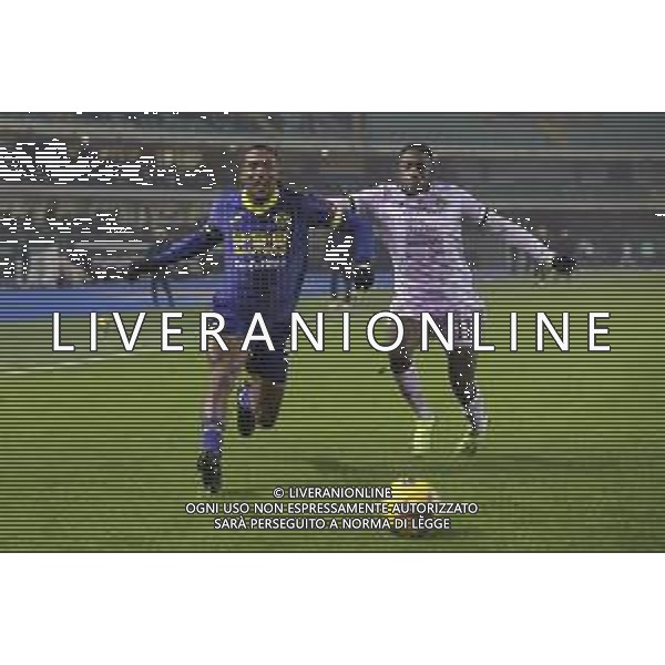 Jackson Tchatchoua of Hellas Verona FC competes for the ball with Hassane Kamara of Udinese FC during Hellas Verona FC vs Udinese Calcio, 19° Serie A Enilive 2024-25 game at Marcantonio Bentegodi stadium in Verona (VR), Italy, on January 04, 2025. (Photo by Davide Casentini)- AGENZIA ALDO LIVERANI SAS