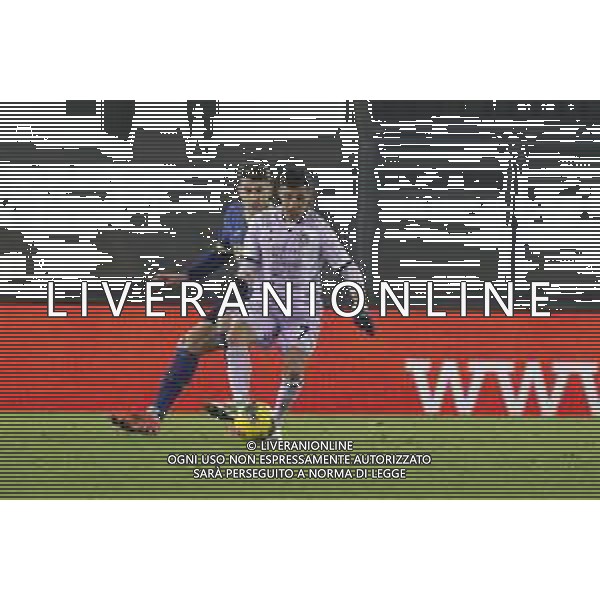 Alexis Sanchez of Udinese FC battle for the ball with Giangiacomo Magnani of Hellas Verona FC during Hellas Verona FC vs Udinese Calcio, 19° Serie A Enilive 2024-25 game at Marcantonio Bentegodi stadium in Verona (VR), Italy, on January 04, 2025. (Photo by Davide Casentini)- AGENZIA ALDO LIVERANI SAS